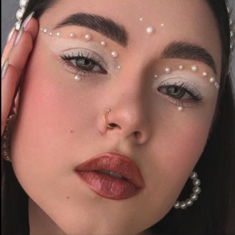 Pearl Eye Makeup Aesthetic, Folklore Eye Makeup, Eras Tour Nails Folklore, White Pearl Makeup, Creative Eye Makeup Simple, Pearl Makeup Look, Pearl Eye Makeup, Pearl Makeup Looks, Makeup Fantasi