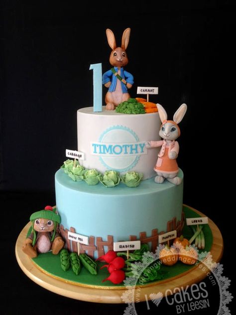 Peter Rabbit & Friends Cake Rabbit Theme Cake, Beatrix Potter Cake, Peter Rabbit Theme, Beatrix Potter Birthday, Miniature Vegetables, Cake Paris, Peter Rabbit Cake, Rabbit Theme, Peter Rabbit Birthday