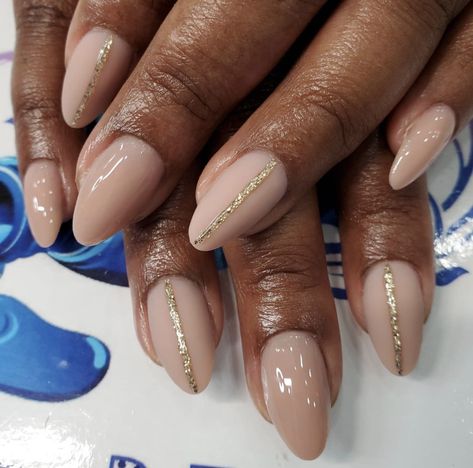 Classy Elegant Nails Vintage, Gel Nails Ideas Oval, Small Oval Nails Design, Short Fall Almond Nails, Nude Nail Designs Short, Simple Nude Nail Designs, Neutral Nude Nails, Executive Nails, Pretty Almond Nails