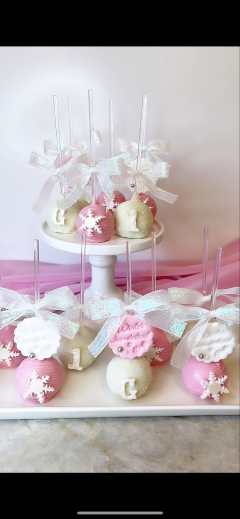 Winter wonderland cake pops Winter Onederland Cake Pops, Onederland Cake Pops, Winter Wonderland Treats, Winter Wonderland Cake Pops, Winter Cake Pops, Onederland Cake, Winter Onederland Party Girl, Winter Onederland Cake, First Birthday Winter