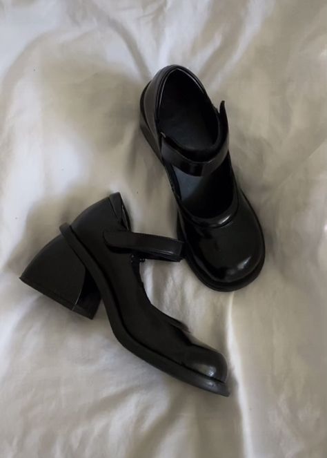 Unif Mary Janes, Lady Dakota, Hogwarts Dr, Fashion Shoes Sandals, Shoe Inspo, Pretty Shoes, Star Girl, Cute Shoes, Aesthetic Clothes