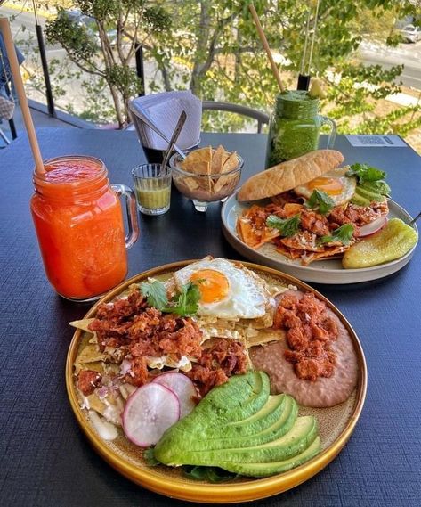 Mexican Summer Food, Salvadoran Breakfast, Mexican Food Aesthics, Chilaquiles Aesthetic, Mexican Brunch Ideas, Desayunos Aesthetic, Western Breakfast, Mexican Brunch, Mexican Breakfast