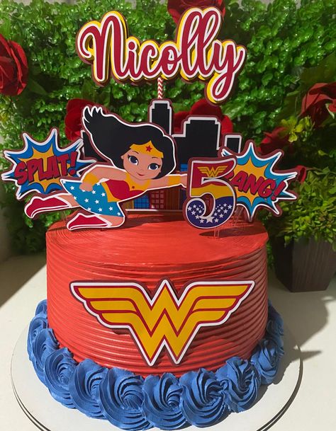 Bolo Do Superman, Wonder Woman Cake Topper, Wonder Woman Cake, Wonder Woman Birthday Party, Bolo Sonic, 6th Birthday Girls, Wonder Woman Party, Wonder Woman Birthday, Creative Napkins