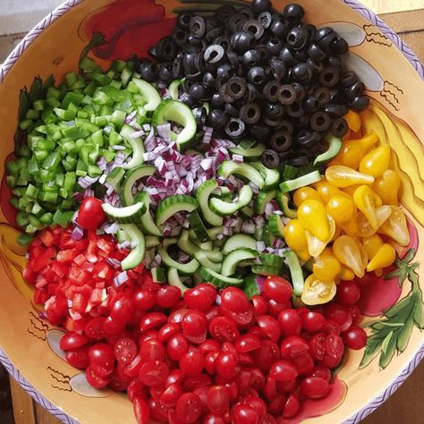 Supreme Pizza Inspired Salad http://cleanfoodcrush.com/supreme-pizza-salad Salad For A Party, Clean Lunch, Salad Prep, Clean Eating Menu, Clean Lunches, Clean Eating Salads, Clean Foods, Pizza Salad, Supreme Pizza