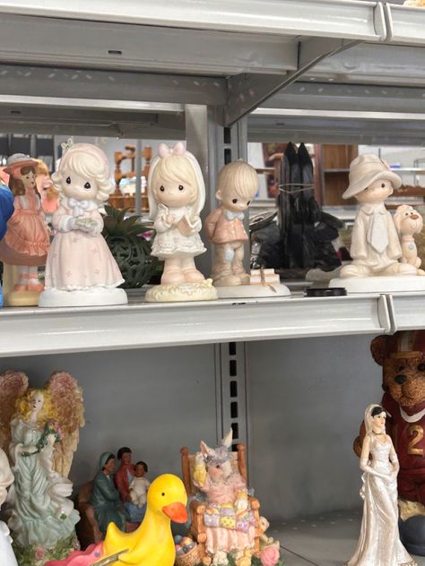 Figurines Aesthetic, Aesthetic Trinkets, Coquette Trinkets, Trinkets Aesthetic, Antique Coquette Room, Cluttered Coquette Room, Coquette Antiques, Vintage Doll Display, Coquette Thrift Finds