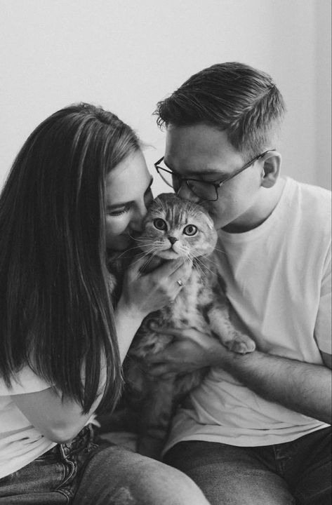 Prenup With Cats, Cute Cat Photoshoot, Cat Engagement Photos, Couple Christmas Pictures With Cat, Couple With Cat Photography, Christmas Card Photo With Cat, Family Pet Photoshoot, Christmas Card Photo Ideas For Couples With Cats, Wedding Photos With Cats