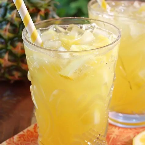 Pineapple Lemonade Pineapple Juice Punch, Jalapeno Lemonade, Juice Punch, Pineapple Lemonade Recipe, Watermelon Cooler, Pineapple Mint, Pineapple Lemonade, Mint Mojito, Lemonade Recipe