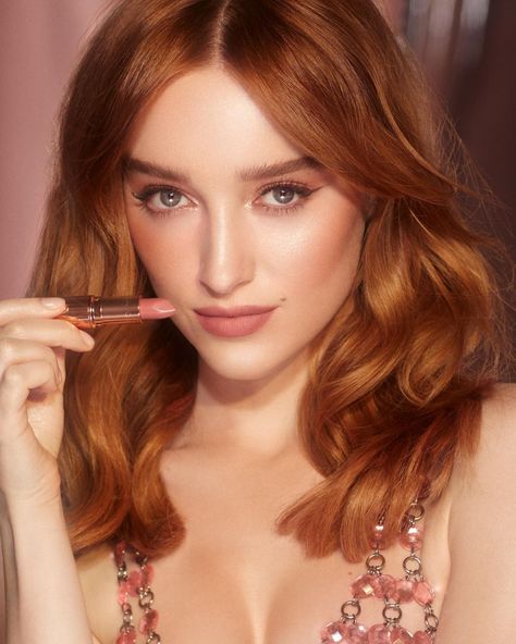 Bridesmaid Makeup Redhead, Charlotte Tilbury Pillow Talk, Redhead Makeup, Phoebe Dynevor, Shimmer Lip Gloss, Makeup Icons, Magical Makeup, Lip Set, Pink Makeup