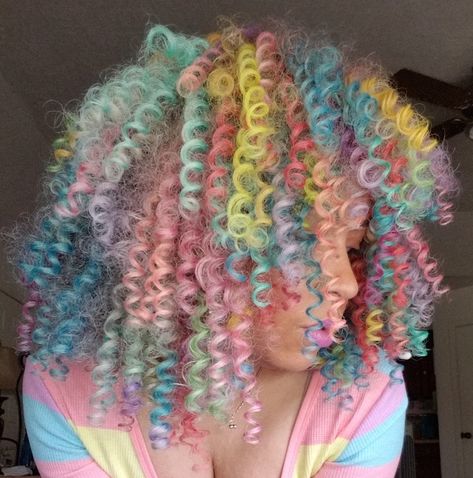 Rainbow Curly Hair Black Women, Split Dyed Hairstyles, Dye Hair Curly, Curly Split Dyed Hair, Split Dyed Curly Hair, Rainbow Curly Hair, Curly Rainbow Hair, Dyed Afro, Colorful Curly Hair