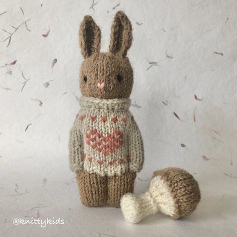 Small Knitted Gifts Ideas, Knit Doll Pattern, Knitted Bunny Pattern Free, Knit Animal Patterns, Tovad Ull, Knitted Bunnies, Knitting Amigurumi, Knit Doll, Knitted Doll Patterns