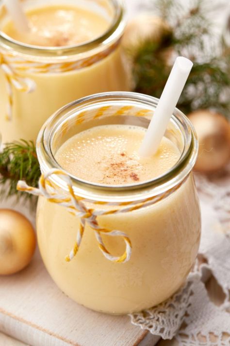 This almond milk eggnog is every bit as creamy and rich as the traditional beverage, MINUS the dairy! Made with just five ingredients, this recipe takes less than a minute to make! Almond Milk Eggnog Recipe, Almond Milk Egg Nog, How To Make Eggnog, Eggnog Recipe Homemade, Make Almond Milk, Almond Milk Recipes, Homemade Eggnog, Homemade Almond Milk, Holiday Drink