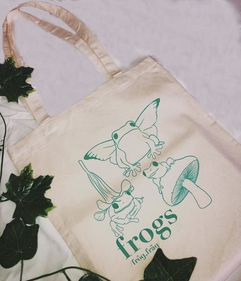 Drawing On Tote Bag, Tote Bag Print Design, Totebag Painting, Tote Bag Drawing, Tote Bag Inspo, Eco Bag Design, Frog Tote Bag, Handpainted Tote Bags, Canvas Bag Diy