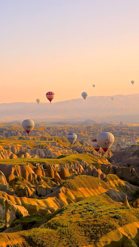 Cappadocia is like a fairytale village in Turkey. No traveler should miss the beauty here. Capadocia Turkey Wallpaper, Bts Wallpaper Laptop, Aesthetic Wallpaper Bts, Sucrose Genshin Impact, Jimin Aesthetic Wallpaper, Singapore Photos, Jimin Aesthetic, Christmas Aesthetic Wallpaper, New Year Wallpaper