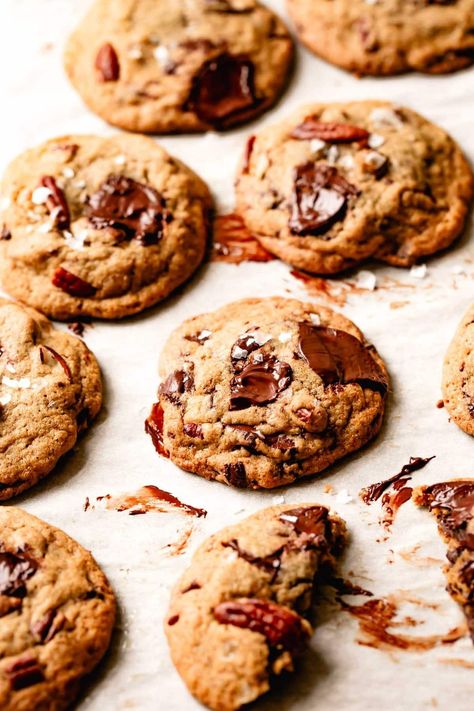 With crispy edges and soft, chewy middles, these easy gluten-free chocolate chip cookies get a flavor boost from oat flour, brown butter, brown sugar, dark chocolate, and flaky salt. Tapioca and sweet rice flour gives them extra chew. Made with one bowl and no xanthan gum, these homemade gluten-free cookies are more healthy than most. Small batch with dairy-free and vegan options. #gfchocolatechipcookies #easycookies #chewycookies #glutenfreecookies Brown Butter Gluten Free Cookies, Brown Rice Flour Cookies, Cookies With Rice Flour, Rice Flour Cookies, Oat Flour Cookies, Gourmet Chocolate Chip Cookies, Sweet Rice Flour, Bojon Gourmet, Sweet Rice