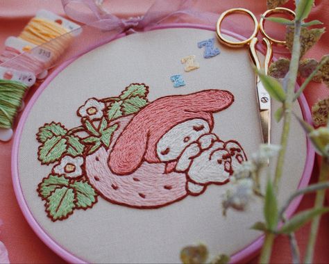 Kawaii Embroidery Patterns, Sanrio Embroidery Pattern, My Melody Embroidery, Sanrio Embroidery, Cute Embroidery Ideas, Strawberry Sanrio, Embroidery Kawaii, My Melody Strawberry, Hello Kitty Embroidery