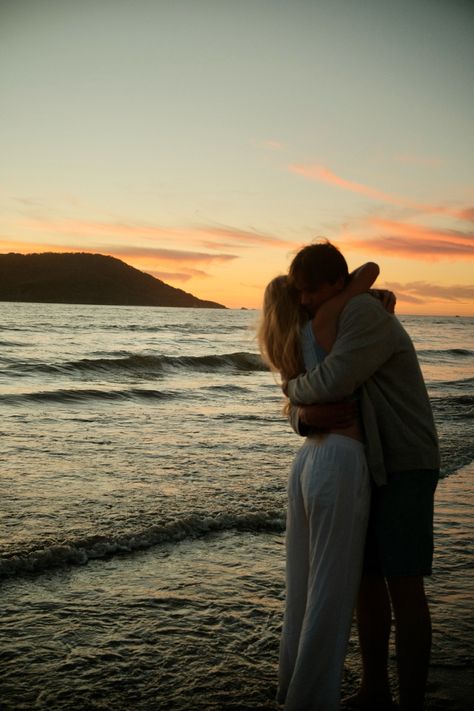 #beach #coupleportrait #couplegoalsideas Beach Pics With Boyfriend, Beach Pictures Poses Couples, Photos Couple Plage, Couple At Beach, Couple Photos Beach, Beach Couple Pictures, Strand Foto's, Couple On Beach, Pose Guide