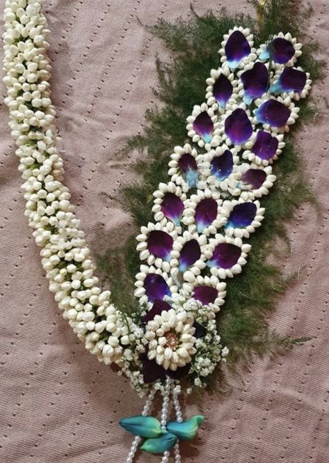 Ganpati Haar Design, Ganpati Har Flower, Ganpati Kanthi Mala, Flower Garland Diy, Feather Garland, Fresh Flower Jewelry, Flower Jewelry Designs, Wedding Flower Jewelry, Couple Ring Design