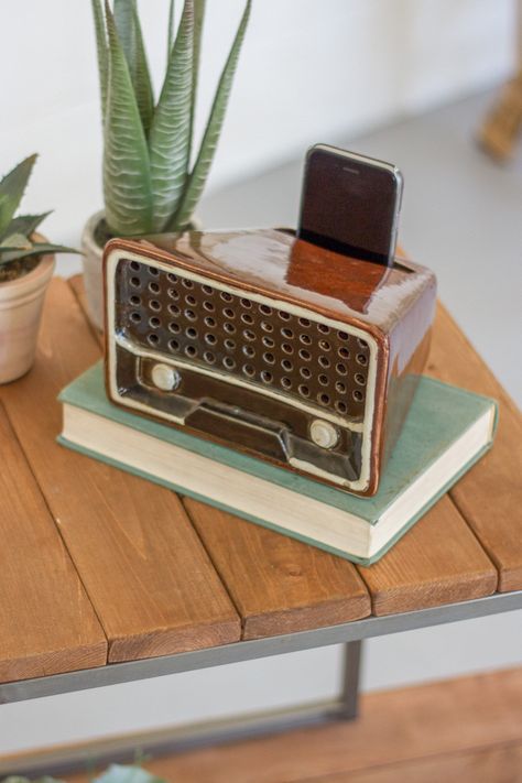 Ceramic Amplifier, Smartphone Speaker, High School Ceramics, Old Radio, Tanah Liat, Digital Revolution, Retro Styles, Transistor Radio, Phone Speaker