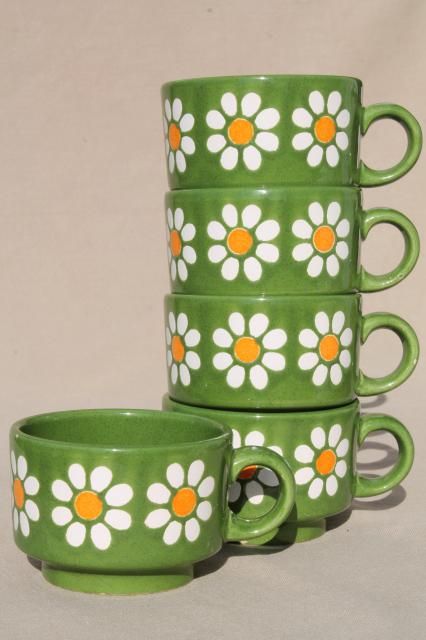 Deco Pastel, Retro Daisy, Daisy Pattern, Green Flower, Green Flowers, Clay Art, Clay Crafts, Ceramic Art, Ceramic Pottery