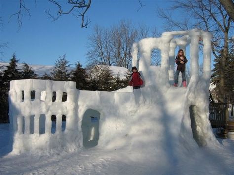 20 Amazing Things Made Out Of Snow-- My kids won't want to come in! Snow Castle, Snow Fort, Ice Castle, Artificial Snow, Snow Sculptures, Ice Castles, Snow Art, Snow Fun, Ice Sculptures