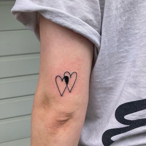 They/Them on Instagram: “Overlapping hearts for Adison - thanks for the trust on this sweet little tattoo! . . . . . . . #portlandtattoo #pdxtattoo #nyctattoo…” Two Hearts Overlapping Tattoo, Overlapping Heart Tattoo, Overlapping Hearts Tattoo, Portland Tattoo, Nyc Tattoo, Little Tattoos, Tattoo Inspo, Heart Tattoo, Flash Tattoo