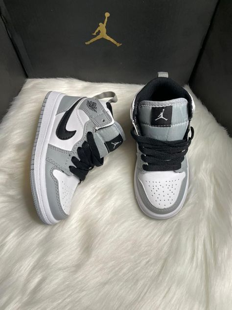 Nike Kids Outfits Boys, Jordans For Babies, Cute Baby Shoes Boy, Nike Kids Shoes Boys, Kids Jordans Shoes, Baby Shoes Jordans, Baby Boy Nike Outfits, Nike Shoes For Kids, Boy Nike Shoes