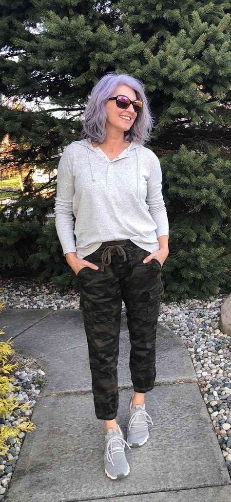 Camo Joggers Outfit Women, Camoflauge Pants Outfits, How To Wear Camo Pants, What To Wear With Camo Pants, Camo Joggers Outfit, Black Camo Pants, Camo Cargo Pants Outfit, Camoflauge Pants, Grey Camo Pants