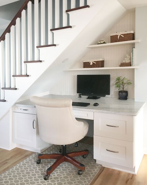 Desk Nook Under Stairs, Understair Desk Ideas, Office Desk Under Stairs, Chair Under Stairs, Under Stairs Home Office, Built In Desk Under Stairs, Understeps Ideas, Built In Under Stairs, Under Stairs Desk Ideas