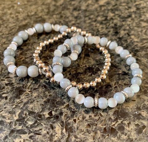 Stacked Beaded Bracelets, Bracelet Sets, Bracelets Design, Bracelet Design, Photo Bracelet, Bracelet Stack, Bracelet Designs, White Glass, Silver Beads