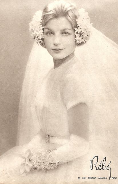 1958 Bride - this headpiece is amazing Look Gatsby, Wedding Dresses 50s, Bridal Veils And Headpieces, Bride Vintage, First Ladies, Flowers In Her Hair, Vogue Wedding, Vintage Wedding Photos, Dress Bride