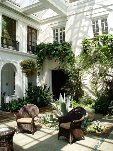 This gorgeous covered courtyard could be indoor or outdoor, depending on the location and number of windows. Indoor Courtyard, Casa Retro, Casa Patio, Casas Coloniales, Patio Interior, Outside Living, Courtyard House, Hus Inspiration, Courtyard Garden