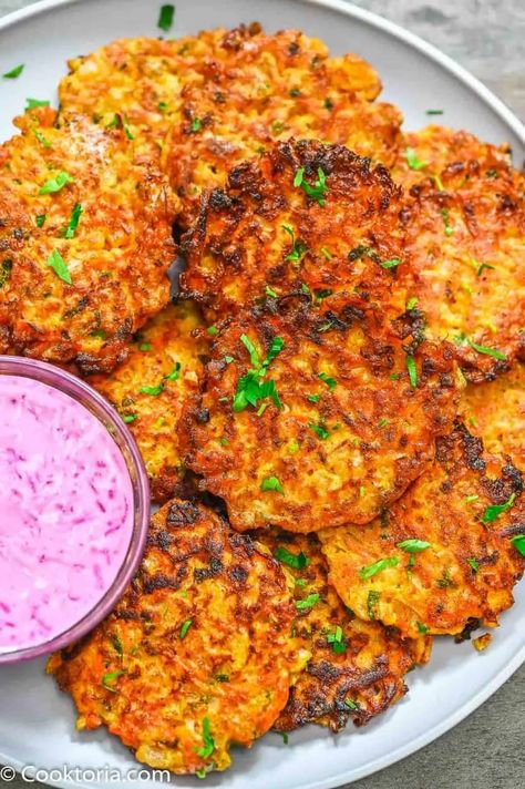 Onion Fritters Onion Fritters, Appetizer Dishes, Patties Recipe, Fritter Recipes, Amish Recipes, Onion Recipes, Aioli, Veggie Dishes, Simple Recipe