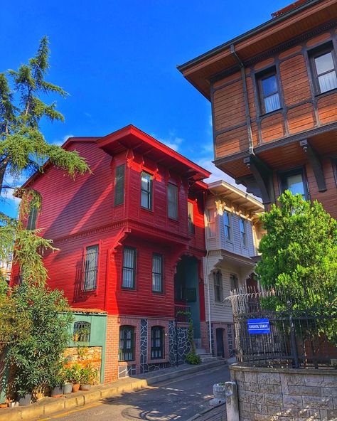 Uskudar Istanbul, Turkish House, Istanbul Turkey Photography, House Photography, Famous Places, Antique Design, Road Trip Usa, Pretty House, Istanbul Turkey