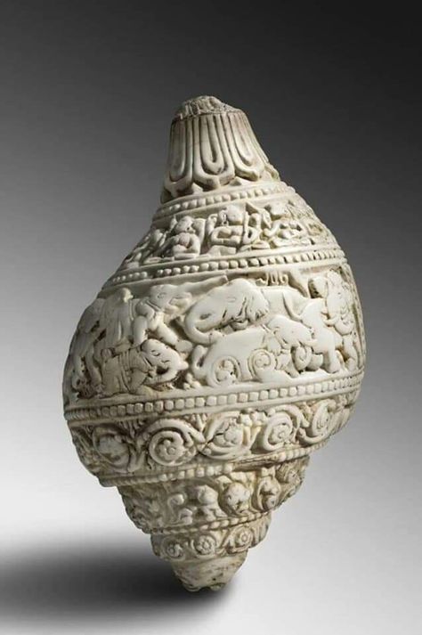 Seashell Carving, Mother Earth Art, Water Vessel, Art Coquillage, Hindu Rituals, Beach Wedding Decorations, Philadelphia Museum Of Art, Ancient India, Seashell Art