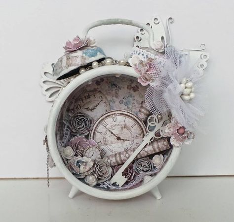 WOW Steampunk Tree, Clock Craft, Decoration Shabby, Altered Tins, Vintage Alarm Clocks, Old Clocks, Shabby Chic Crafts, Altered Boxes, Album Scrapbooking