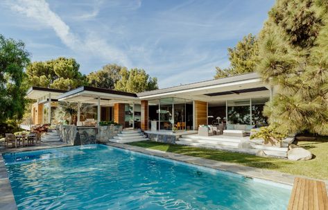 A Midcentury Home in Malibu Shines After a Radiant Renovation - Dwell U Shaped Homes, Beach Mansion, Modern Outdoor Spaces, Midcentury Home, Concrete Pool, Modern Mansion, Malibu California, House Design Photos, Architecture Exterior