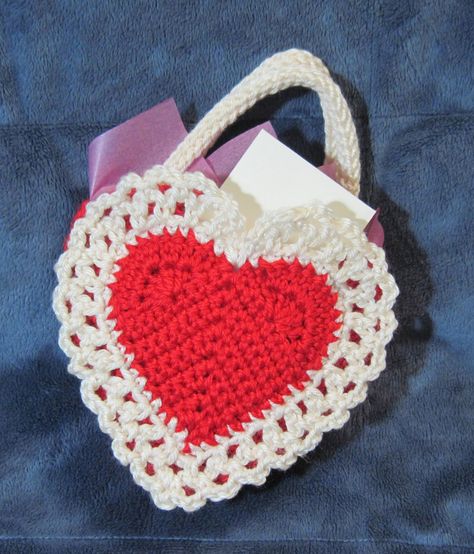 Crochet Wreath Pattern, Crochet Valentine Patterns, Crochet Apple, Crochet Wreath, Fall Crochet, Valentines Patterns, Easy Crochet Projects, Valentines Crochet, Beginner Crochet Projects