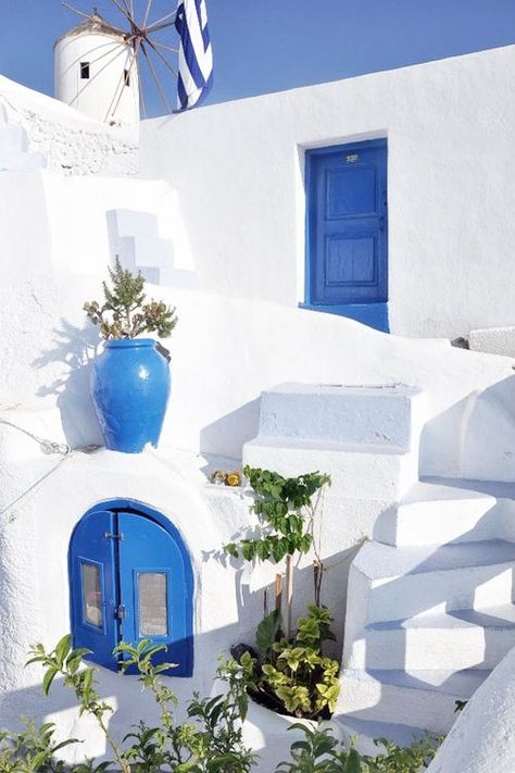 Ideas de decoración con el Pantone 2020: Classic Blue Grecia Santorini, Santorini Grecia, Blue Doors, Greek House, Oia Santorini, Santorini Island, Greece Islands, Santorini Greece, Greek Island