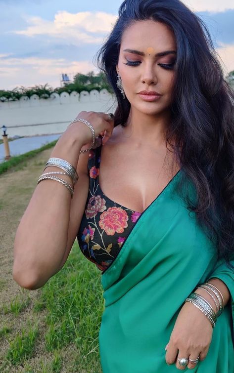 Esha Gupta Bollywood Beautiful, Esha Gupta, Bollywood Hairstyles, Arab Women, Indian Actress Hot Pics, Beautiful Smile Women, Indian Beauty Saree, Desi Beauty, Blonde Girl