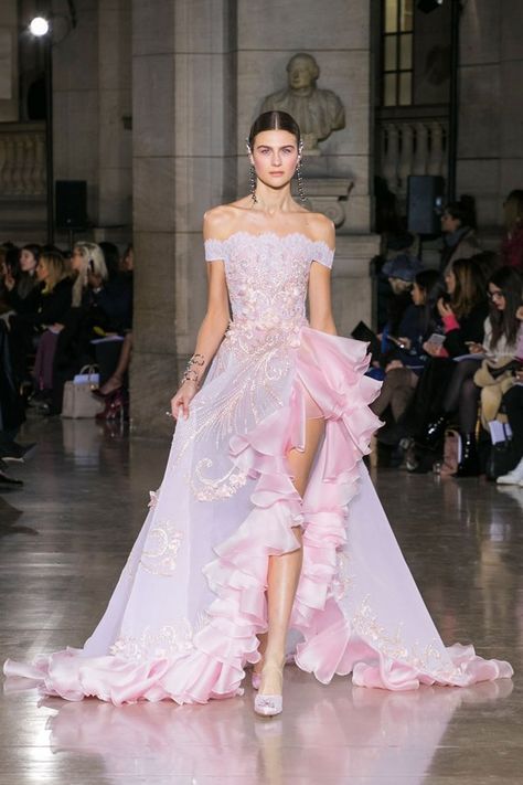 Georges Hobeika - S/S 2017 Couture - WedLuxe Magazine Look Gatsby, Kristina Webb, Runway Gowns, Runway Fashion Couture, Georges Hobeika, Gown Photos, Fairytale Dress, Beauty Dress, Mode Inspo