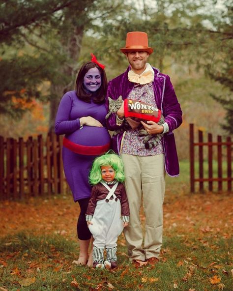 Charlie and the chocolate factory family costumes Pregnancy Costumes, Dekorasi Halloween, Pregnant Halloween Costumes, 3rd Trimester, Halloween Cans, Pregnant Halloween, Hallowen Costume, Diy Kostüm, Fantasias Halloween