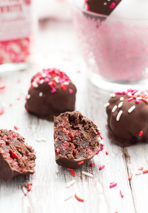 Chocolate Cherry Truffles are so easy. And take less than an hour! Cherry Truffles, Cherry Brownies, Oreo Truffles Recipe, Chocolate Covered Cherry, Brownie Truffles, Candy Truffles, Cherry Desserts, Chocolate Covered Cherries, Oreo Truffles