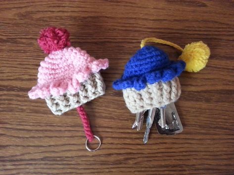 Cupcake Crochet, Crochet Key Cover, Hand Art Kids, Crochet Cupcake, Bobble Crochet, Cozy Crochet Patterns, Crochet Keychain Pattern, Pouch Pattern, Key Cover