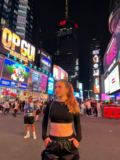 Time Square Poses, Times Square Pictures Ideas, New York Pictures, New York Photos, Instagram Pose, Picture Ideas, Orlando, Times Square, York City