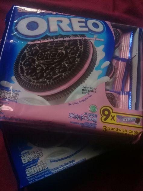 Vanilla Oreos, Strawberry Oreos, Oreo Cookie Flavors, Vanilla Oreo, Cake Kids, Korean Snacks, Strawberry Cookies, Cookie Flavors, Oreo Cookie