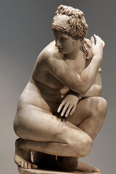 Around 1000 BCE Greek women would try and white their faces with white lead powder, which can lead to serious health issues. They would also used red ochre clay or red mulberries for red pigmentation for their lips. They also applied fake eyebrows made of animal hairs because thicker eyebrows was more desirable and fashionable at the time. Stomach Rolls, Venus Sculpture, Venus Aphrodite, Greek Women, Ancient Greek Sculpture, Anatomy Sculpture, Roman Statue, Classic Sculpture, Greek Statues