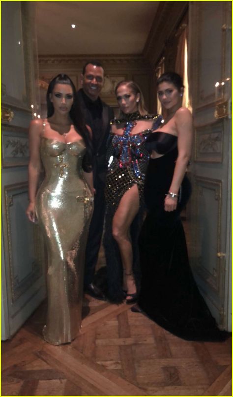 Met Gala Inside, Kylie Jenner Met Gala, Kylie Jenner Selfies, Famous People Celebrities, Kardashian Photos, Kylie Jenner Outfits, Witch Outfit, Jenner Outfits, Celebrity Street Style