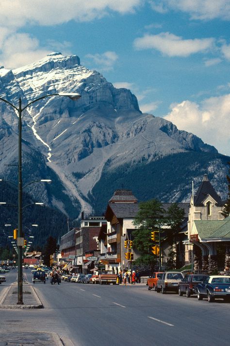 Vintage picture of the main street in Banff. Banff Aesthetic Summer, Canada Lifestyle Aesthetic, Banff Autumn, Banff Aesthetic, Banff Mountains, Canada School, Canada Vibes, Banff Summer, Fall Travel Destinations