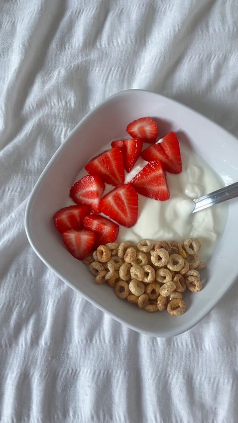 healthy snack, yogurt, strawberries, honey, snack, healthy, aesthetic, food inspo Healthy Snack Aesthetic, Healthy Aesthetic Food, College Lunch, Snacks Aesthetic, Honey Snacks, College Snacks, Healthy Aesthetic, Snack Healthy, School Snack