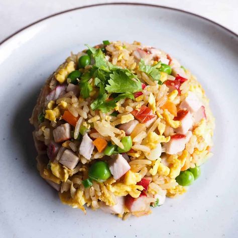 Yangzhou Fried Rice Recipe Singapore Fried Rice, Yangzhou Fried Rice, Special Fried Rice, Fried Rice Dishes, Chinese Fried Rice, Wok Cooking, Chinese Takeaway, Barbecue Pork, Easy Asian Recipes